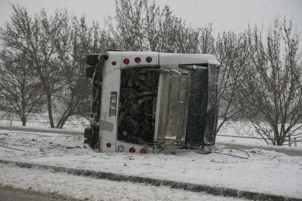 Afyonkarahisar’da belediye otobüsü devrildi