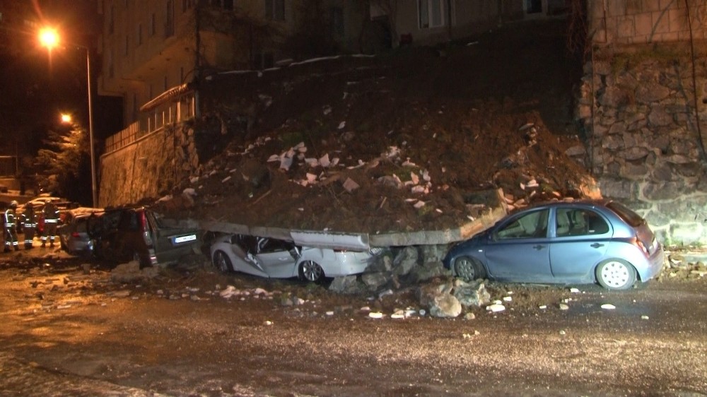 Kağıthane’de istinat duvarı çöktü, 4 araç enkaz altında kaldı Kağıthane’de istinat duvarı çöktü, 4 araç enkaz altında kaldı