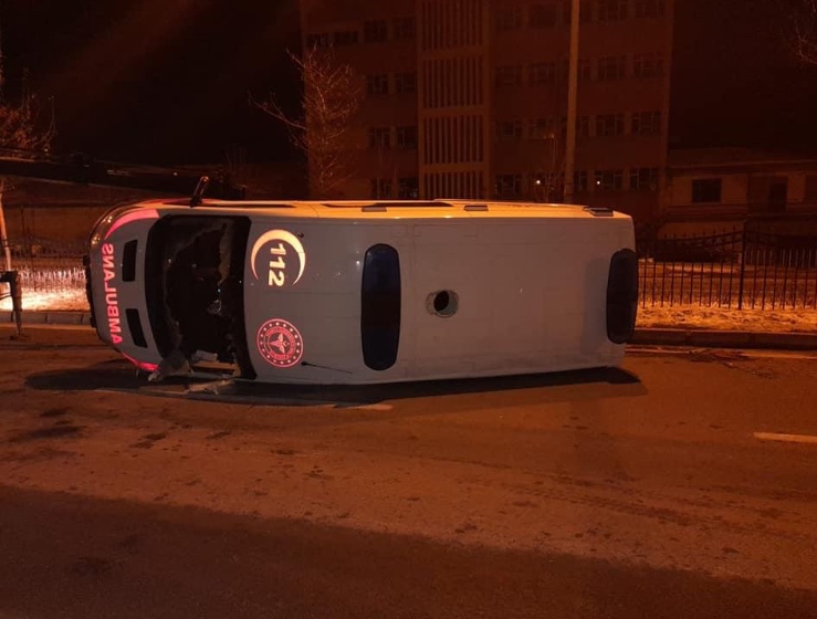 Hasta nakli yapan ambulans, buzlu yolda yan yattı