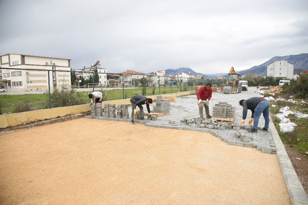 Çıplaklı Mahallesi’ne parke yol