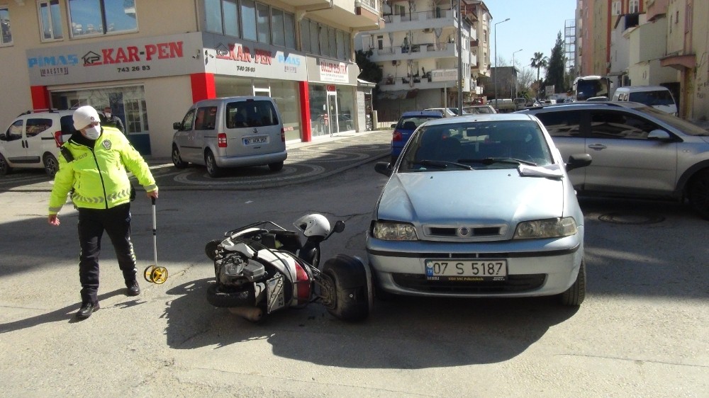 Savrulan motosikletten kaskı sayesinde kurtuldu