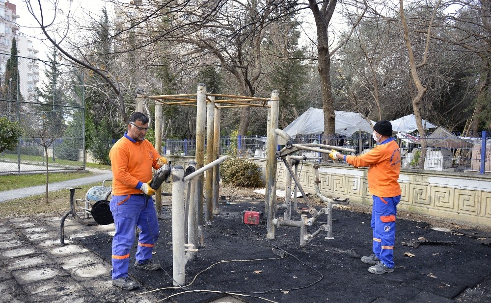 Parkta çıkan yangının izleri siliniyor