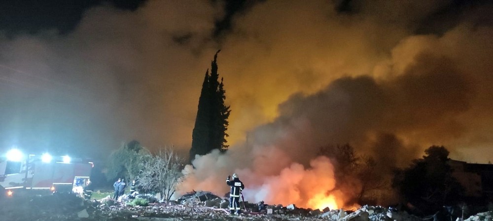 Antalya’da katı atık yangınında gökyüzü dumanla kaplandı