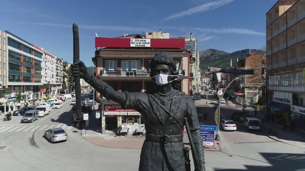 Bucak Belediyesinden Oğuzhan Anıtı’na maske
