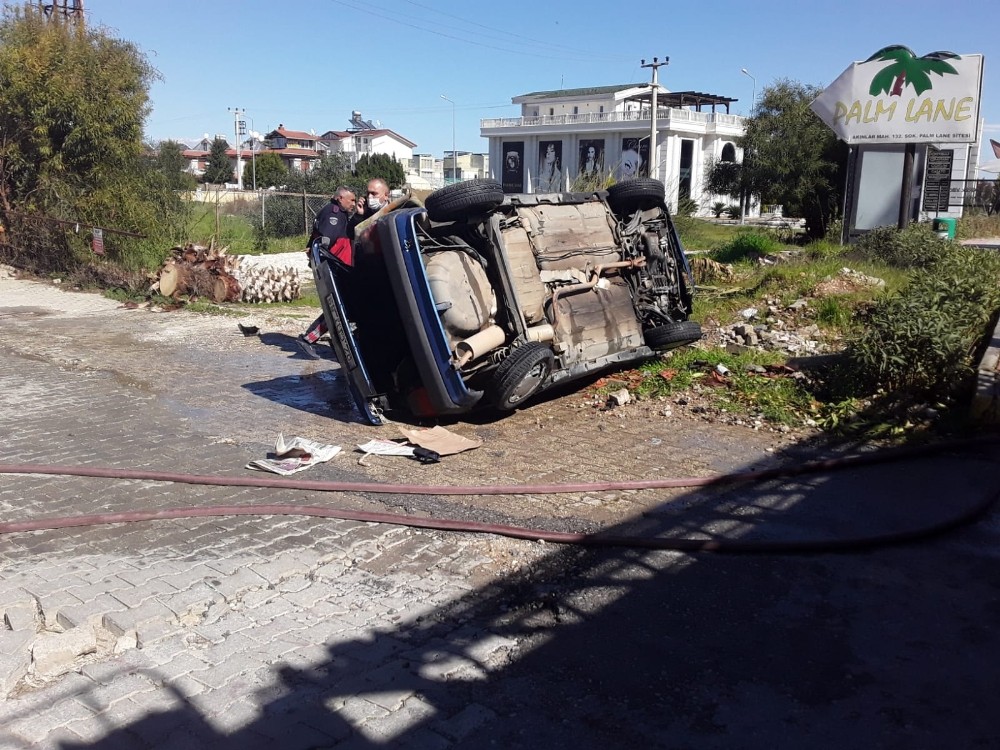 Antalya’da kaza yapan otomobil önce devrildi, sonra alev aldı