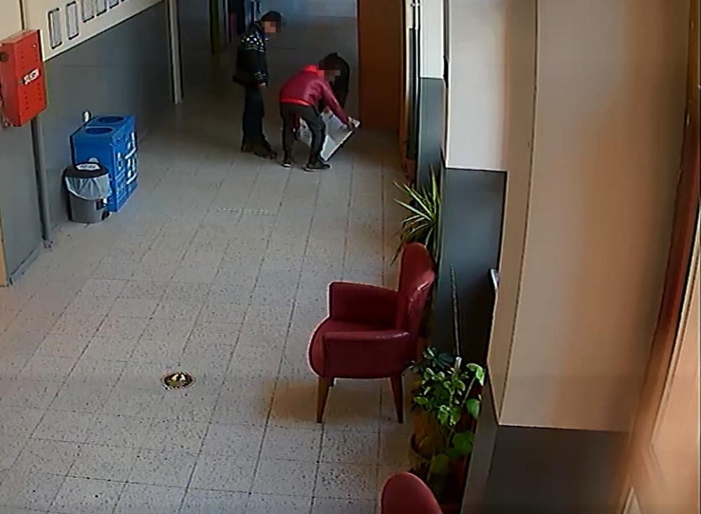 Okulda saklanan 3 çocuk, paraları alıp örümcek adam gibi kaçtı