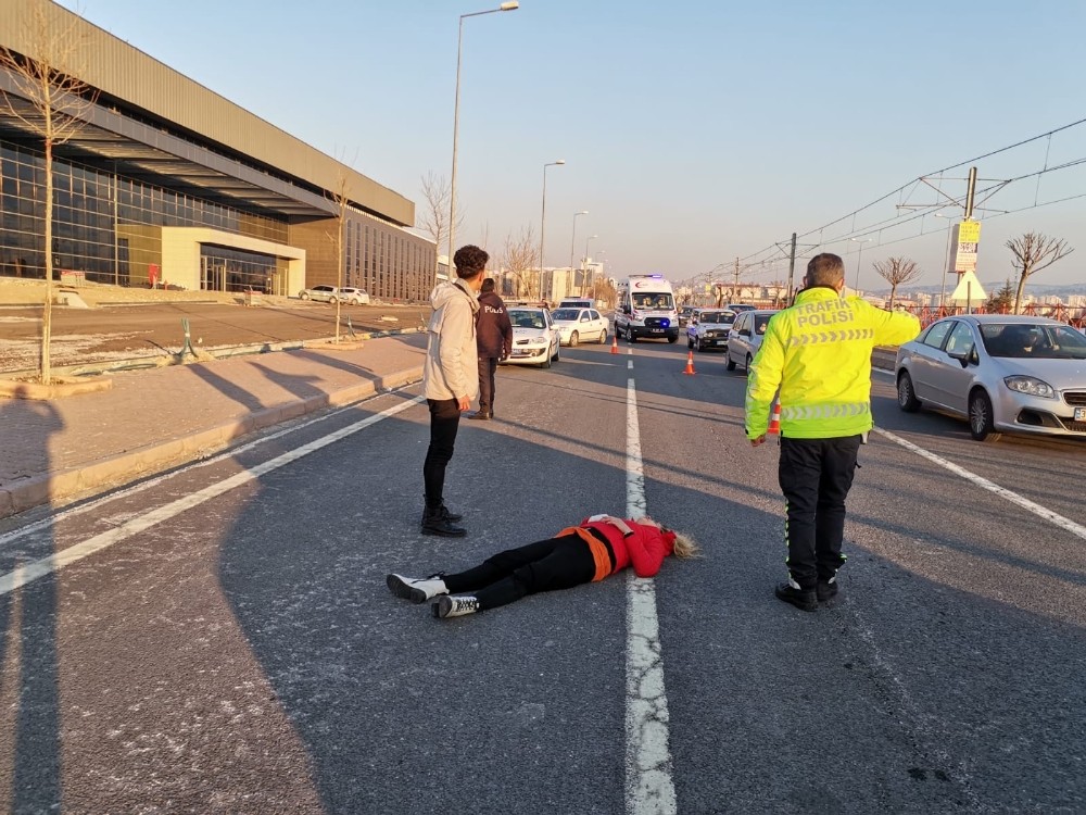 (Özel) Genç kız hareket halindeki araçtan atladı