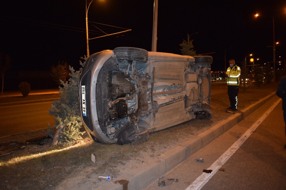 Refüje çarpan otomobil takla attı: 1 yaralı