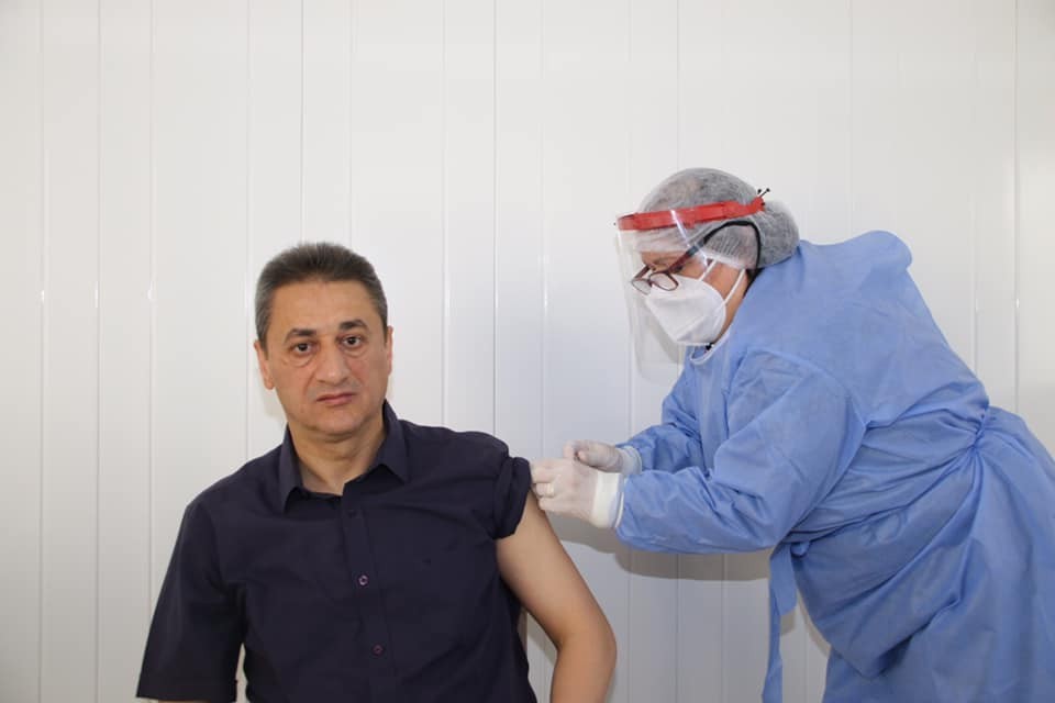 Sinop Valisi Karaömeroğlu korona aşısının ilk dozunu yaptırdı