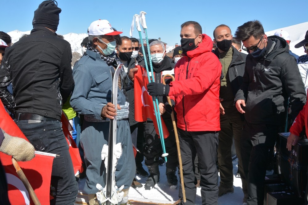 2 bin 700 rakımda tahta kayaklarla kaydılar