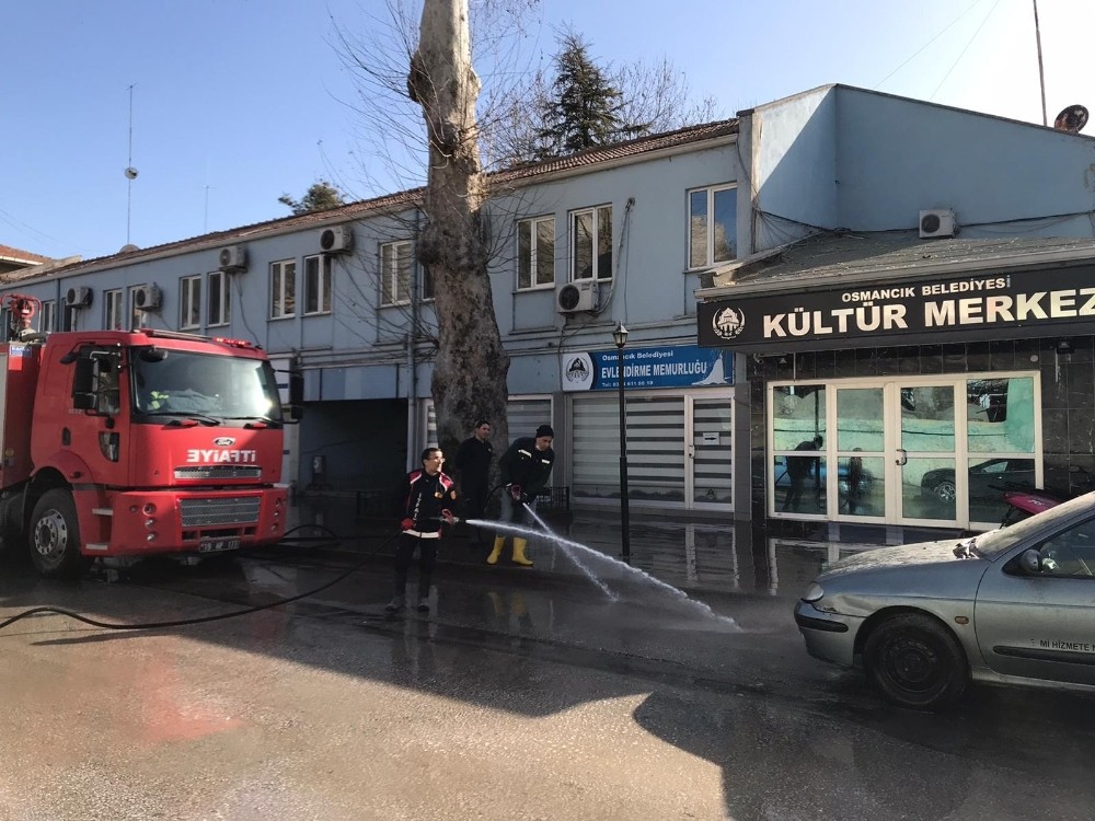 Osmancık Belediyesi kısıtlamada sokakları yıkadı