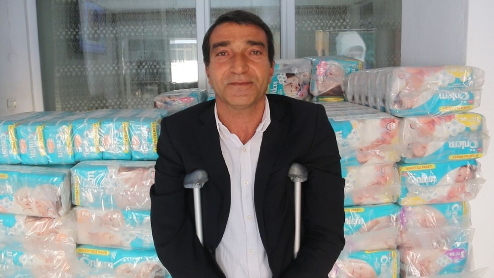 İhtiyaç sahiplerine tekerlekli sandalye ve bez desteği Sivas Haberleri