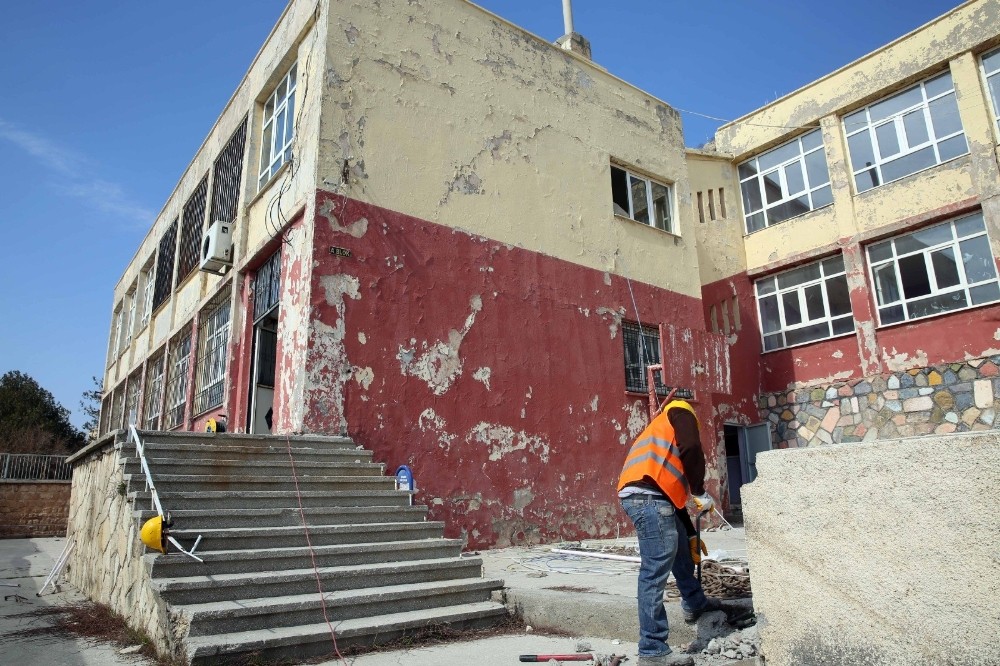 Mardin’de risk oluşturan okulun yıkımına başlandı