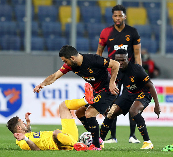 son-dakika-galatasaray-yine-gole-yaklasti-1614788713675.jpg