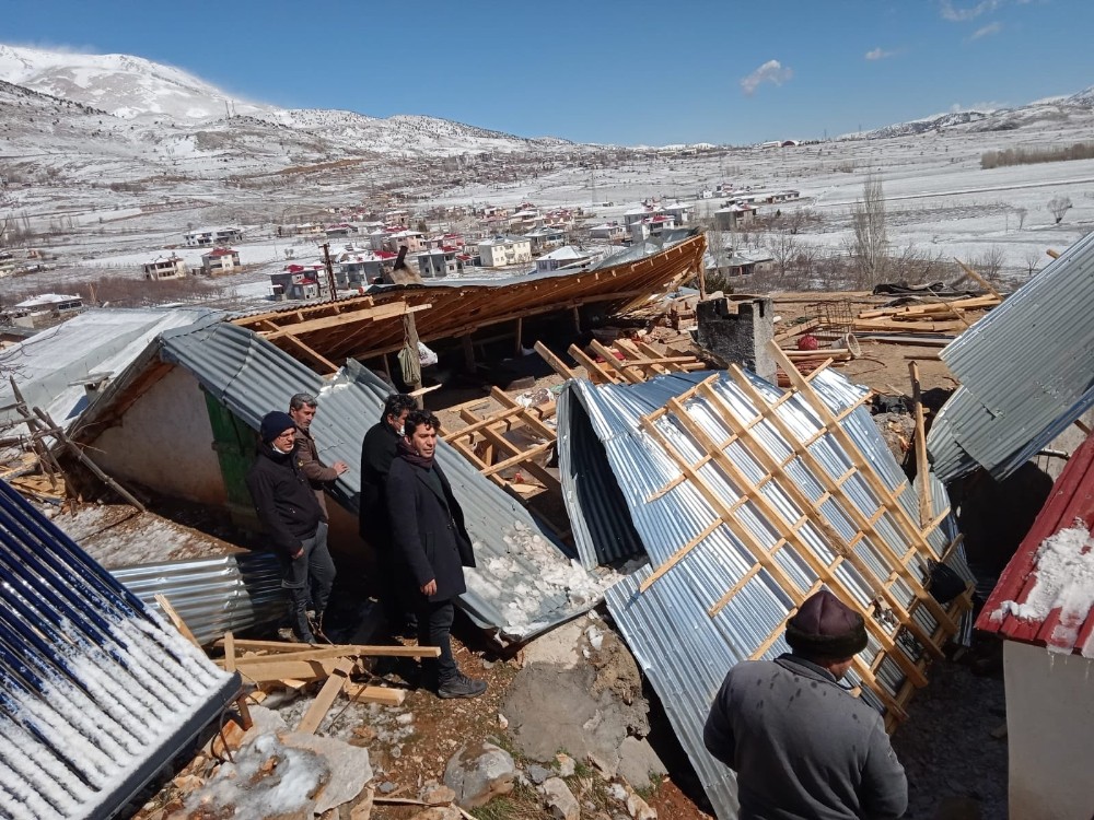 Nurhak’ta şiddetli rüzgar çatıları uçurdu