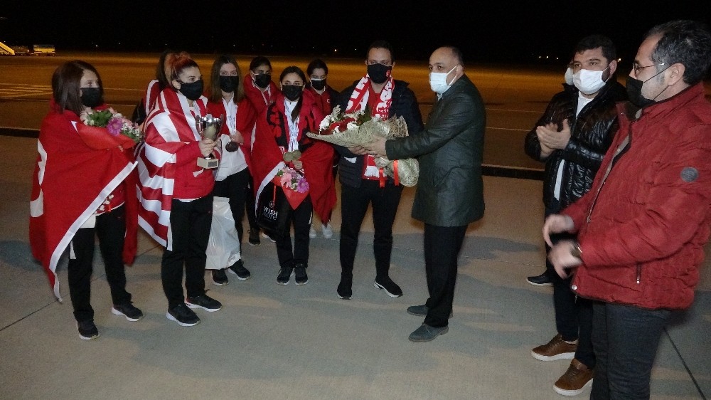 Avrupa şampiyonu özel sporculara havalimanında coşkulu karşılama