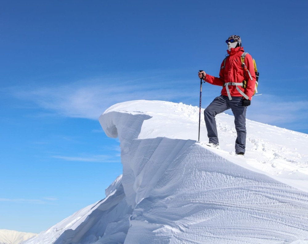 Tunceli’de dağcılar, 2 bin 884 rakımlı karlı dağa 8 saatte tırmandı
