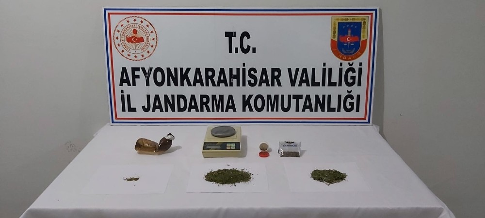 Uyuşturucu baskını yapılan evde esrar, zehir tacirinin annesinin üstünden çıktı