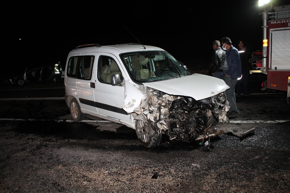 Mardin’de kamyonet ile otomobil kafa kafaya çarpıştı: 8 yaralı