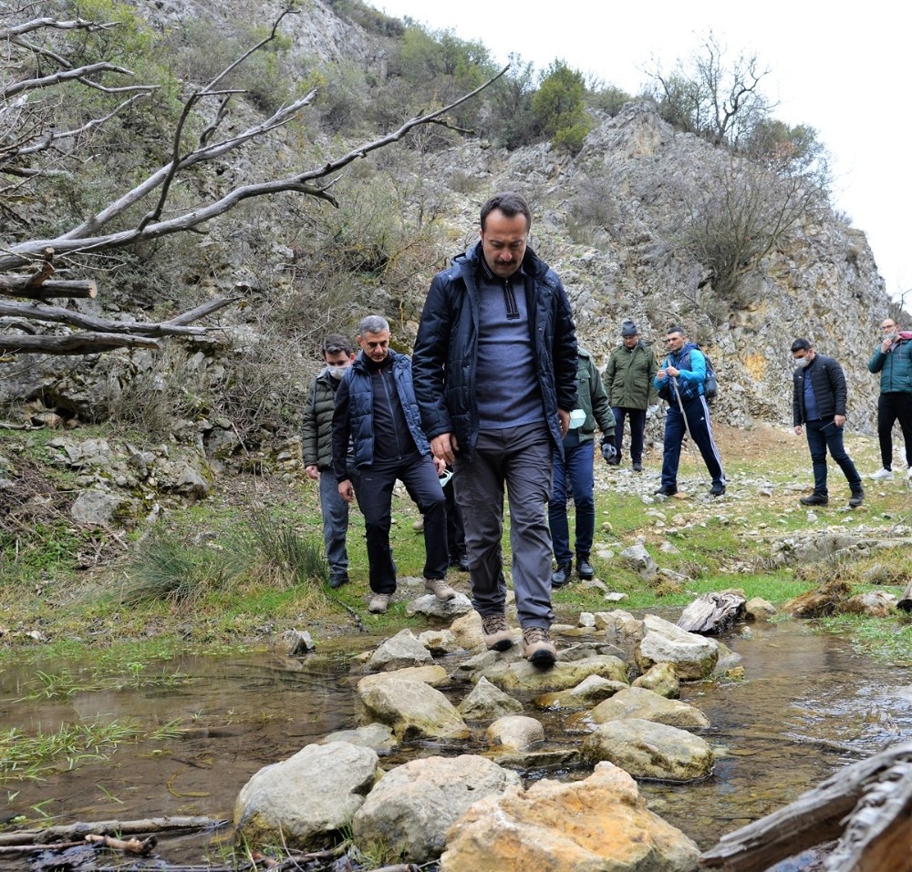 Ertuğrul Gazi’nin silah arkadaşlarının da uğrak yeri olan Dereboyu Köyü’nde tarih ve doğa yürüyüşü