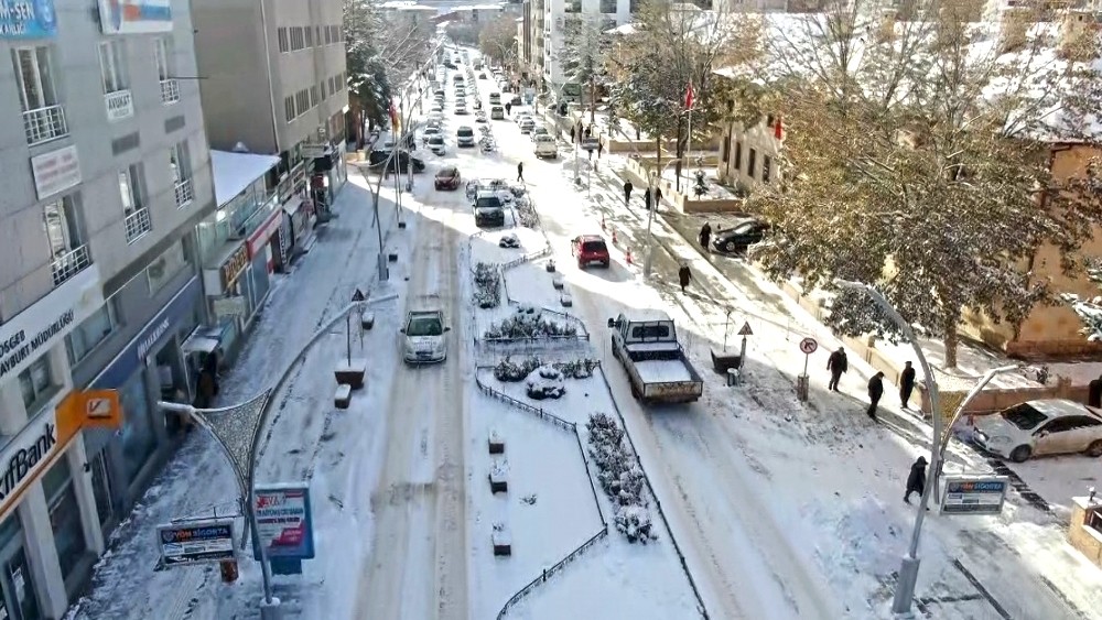 Bayburt’ta kar yağışı etkisini sürdürüyor