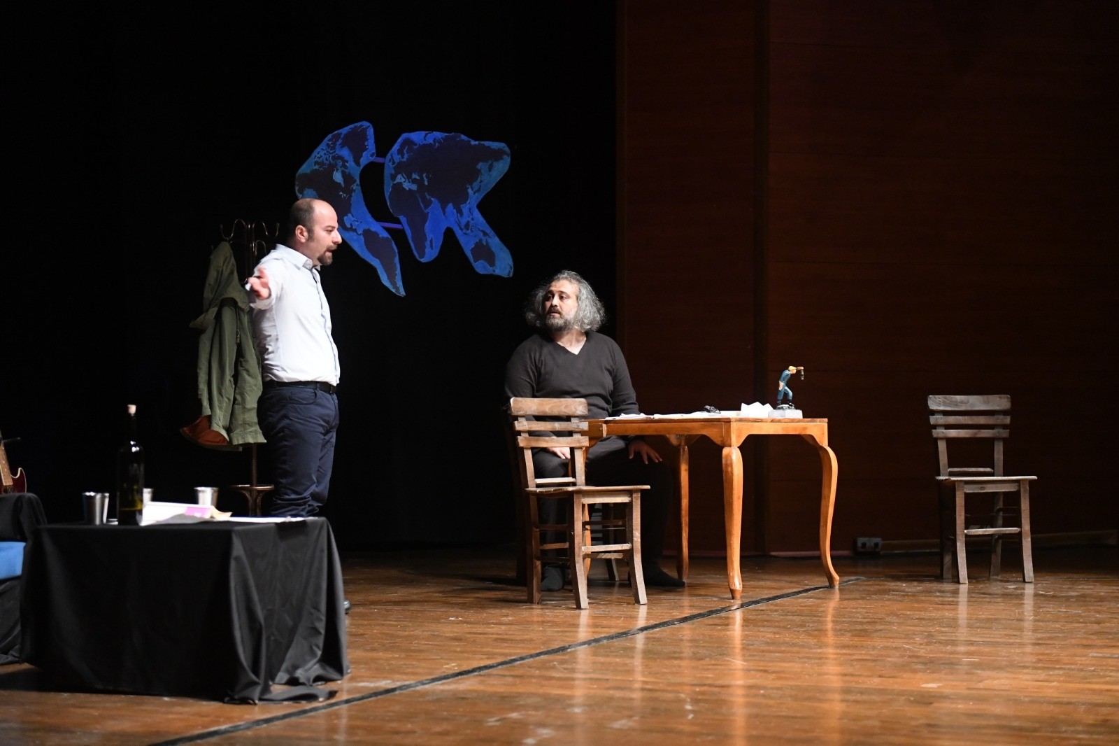 Aynamdaki Gölgeler sahnelendi