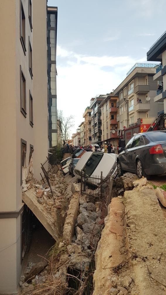 Ümraniye’de istinat duvarı çöktü, 3 araç altında kaldı. Bölgeye çok Ümraniye’de istinat duvarı çöktü, 3 araç altında kaldı. Bölgeye çok