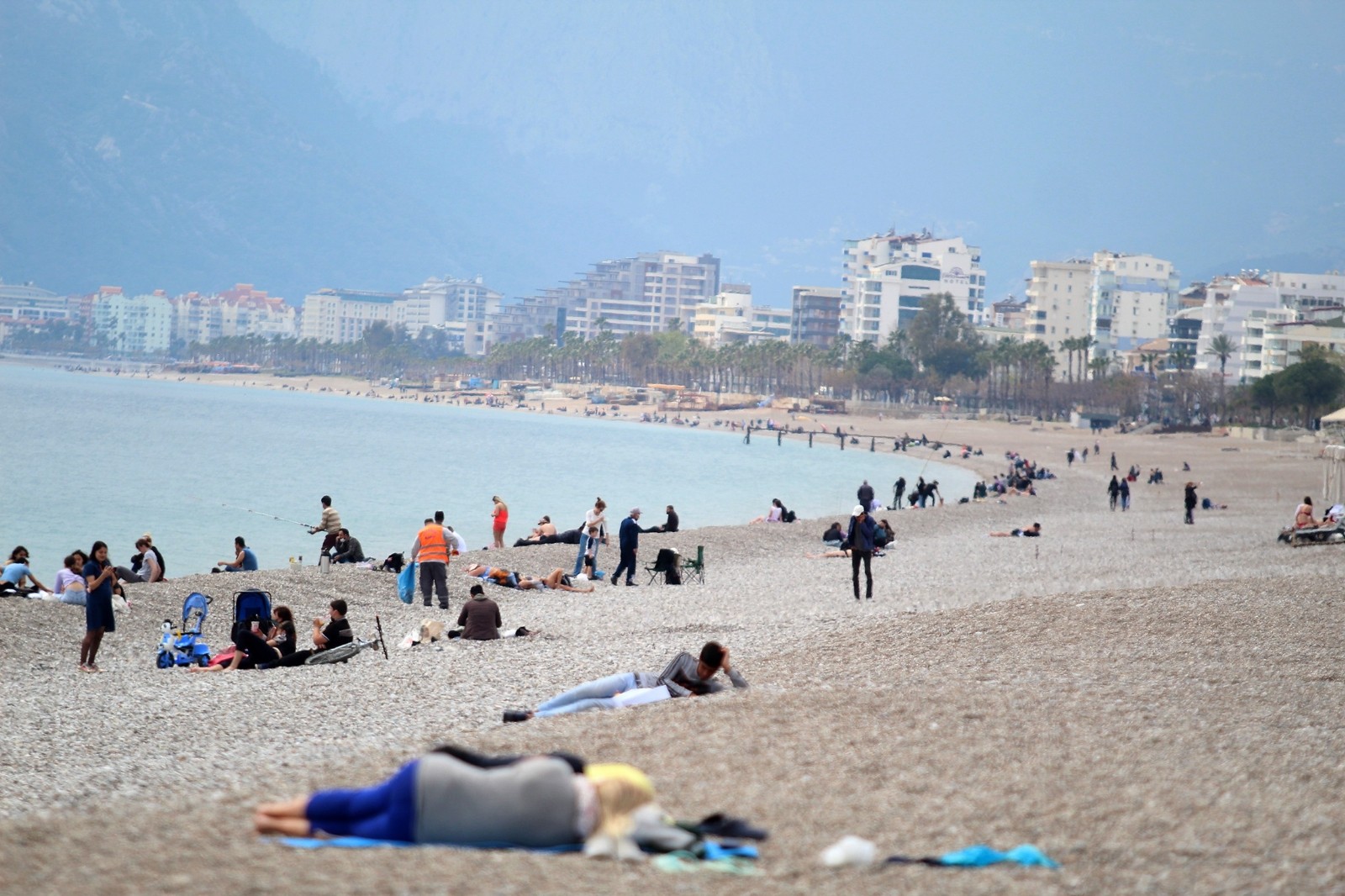 Kırmızı Antalya’da sahil yoğunluğu