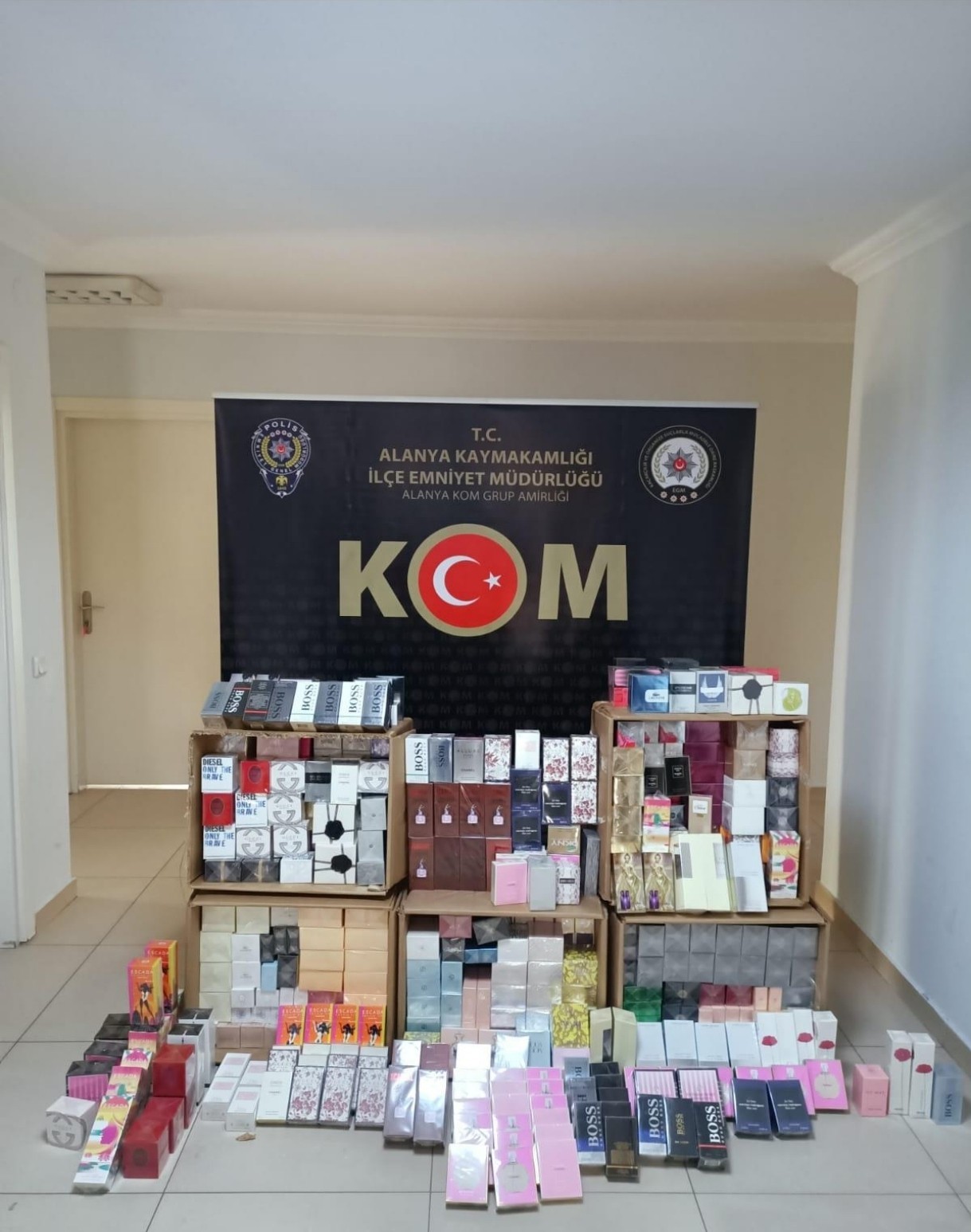 Alanya’da 893 adet kaçak parfüm ele geçirildi