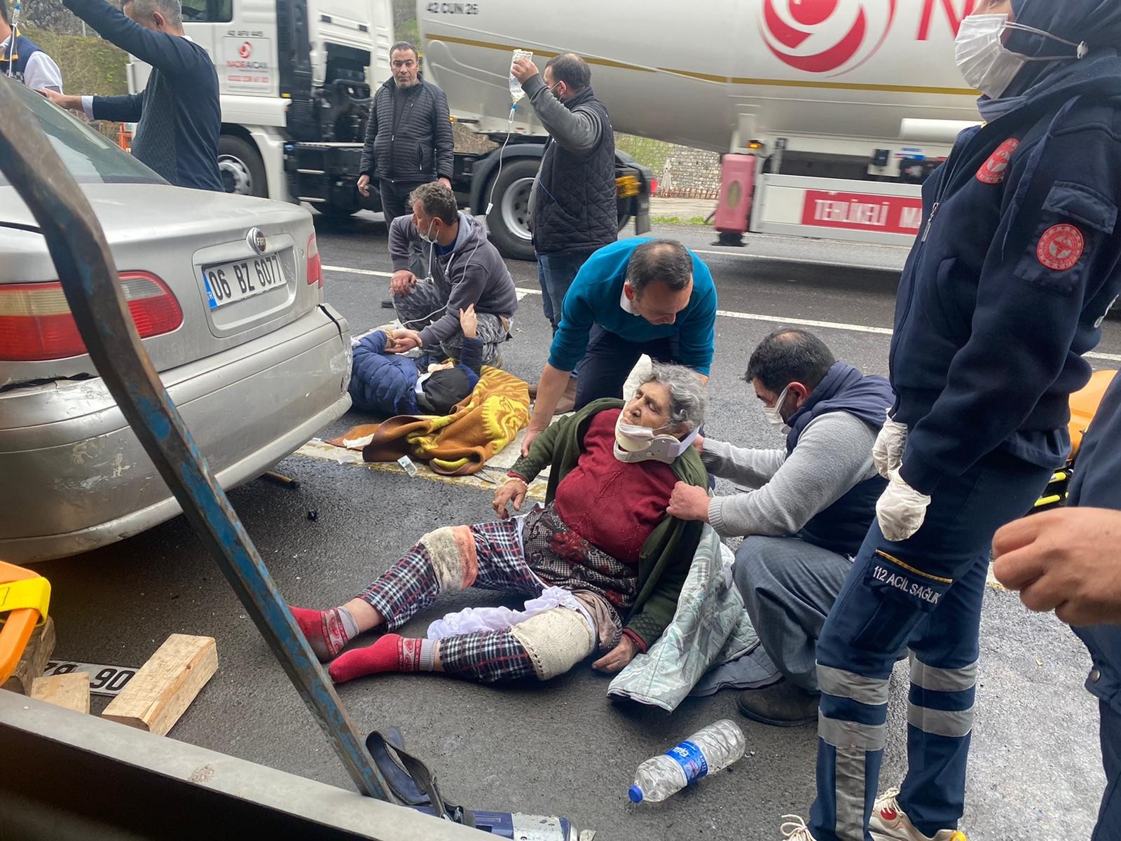 Adana’da tır otomobile çarptı: 5 yaralı