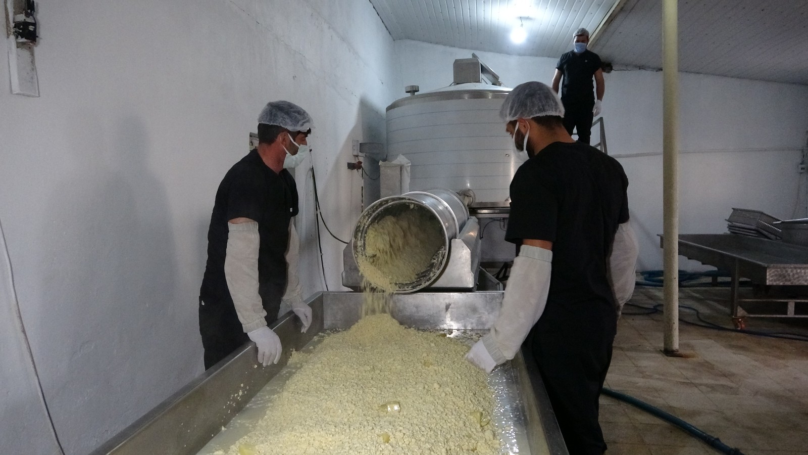 Yarım asırlık işletme, sofraları süsleyen kaşar peyniri üretiyor