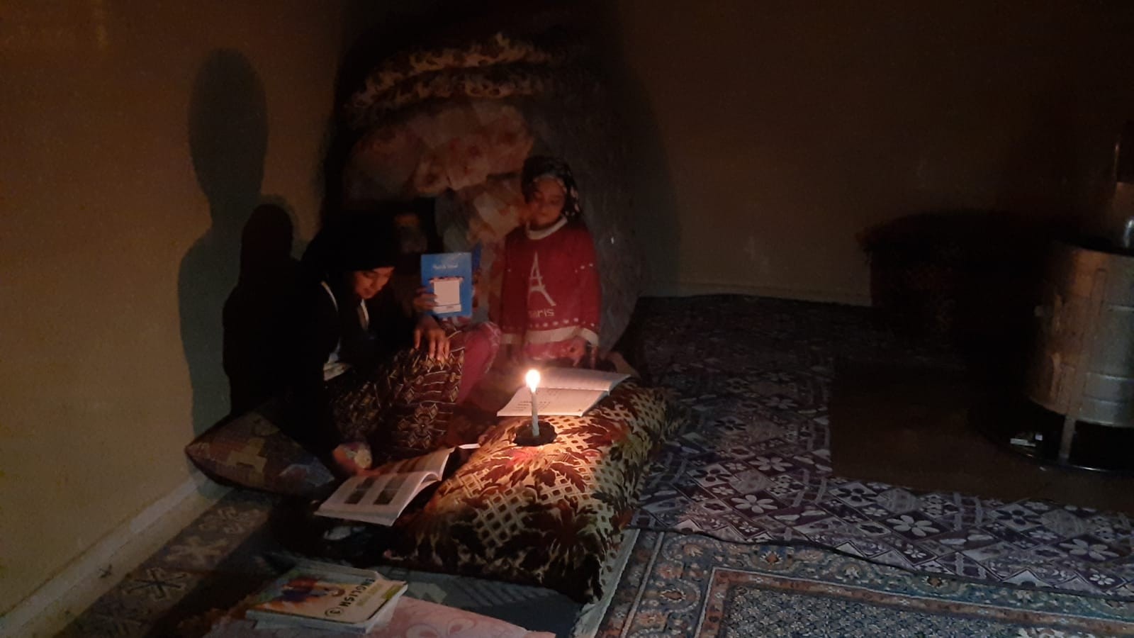 Yeşilli Belediyesinin elektriğini kestiği evde mum ışığında ders çalışan kız: Bize sahip çıkın