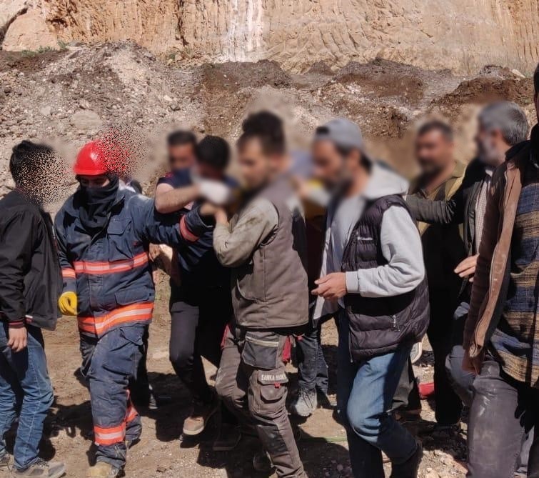 Mardin’de iş makinesinin üzerine kaya düştü: 1 ölü, 1 yaralı