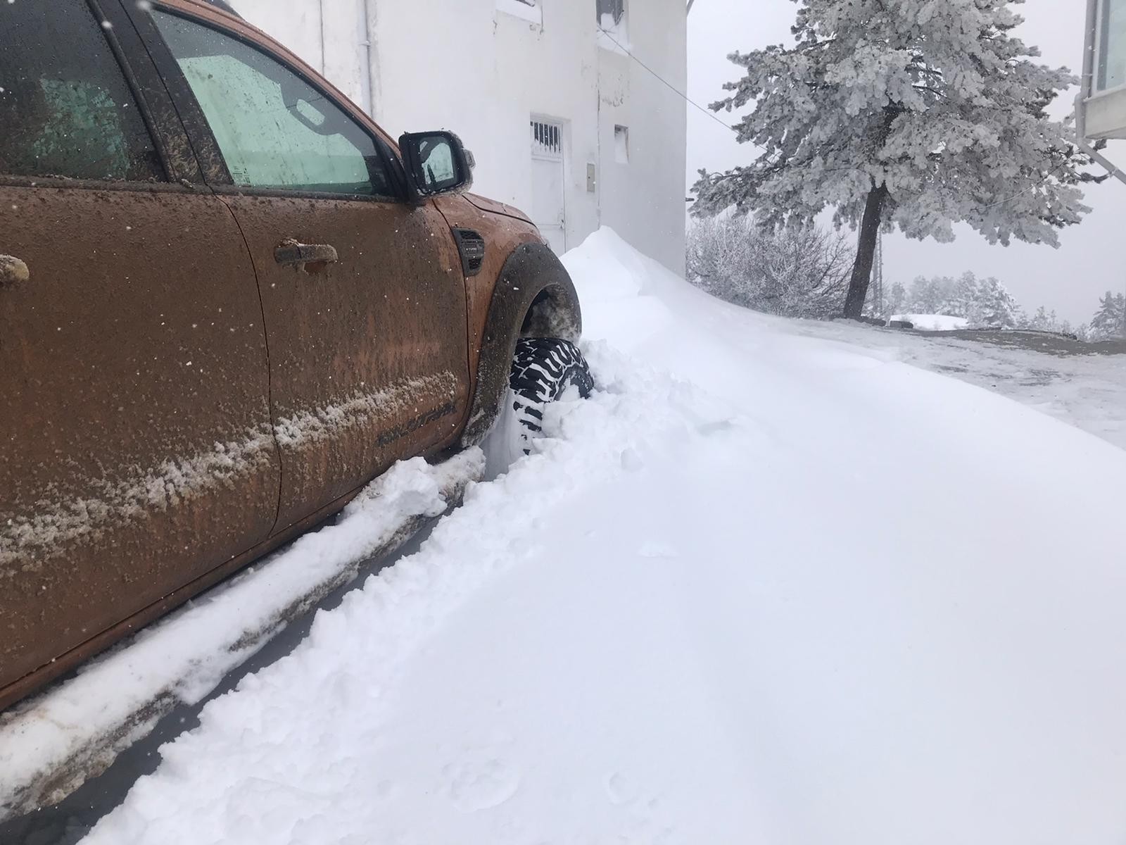Karabük’te kar kalınlığı 60 santime ulaştı, köy yolları kapandı