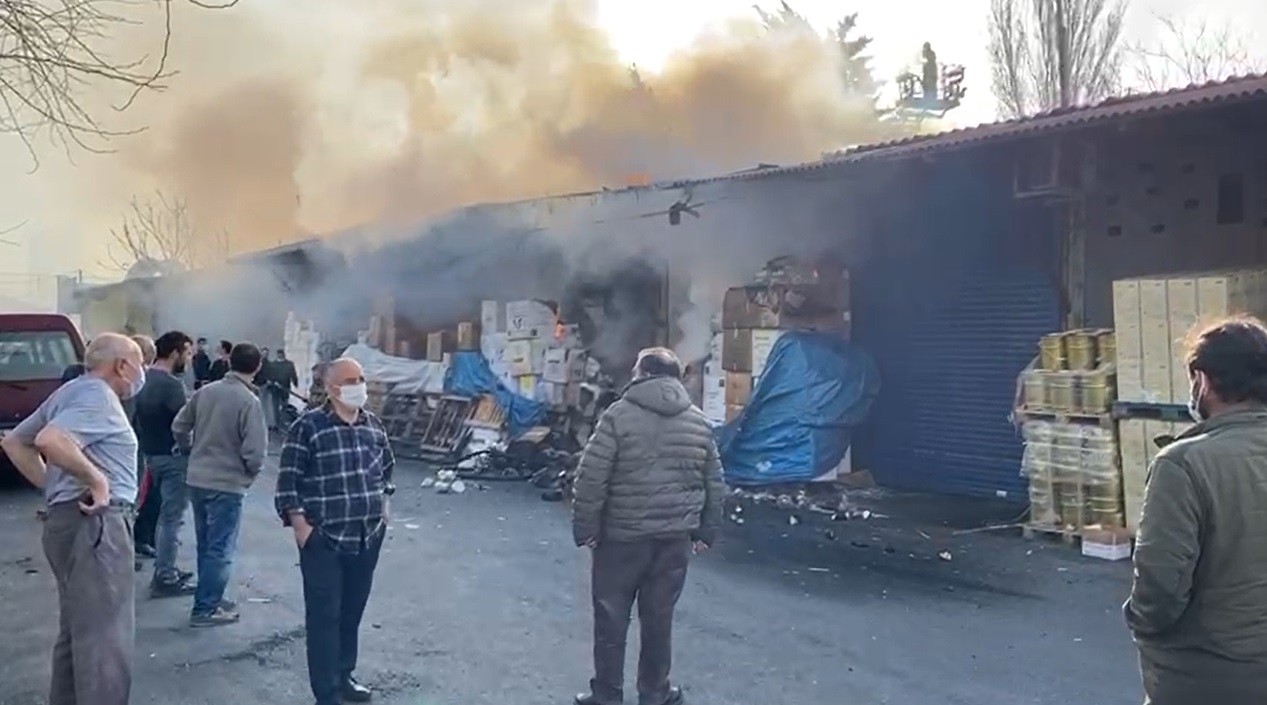 Rami Kuru Gıda Hali’nde yangın İstanbul Haberleri