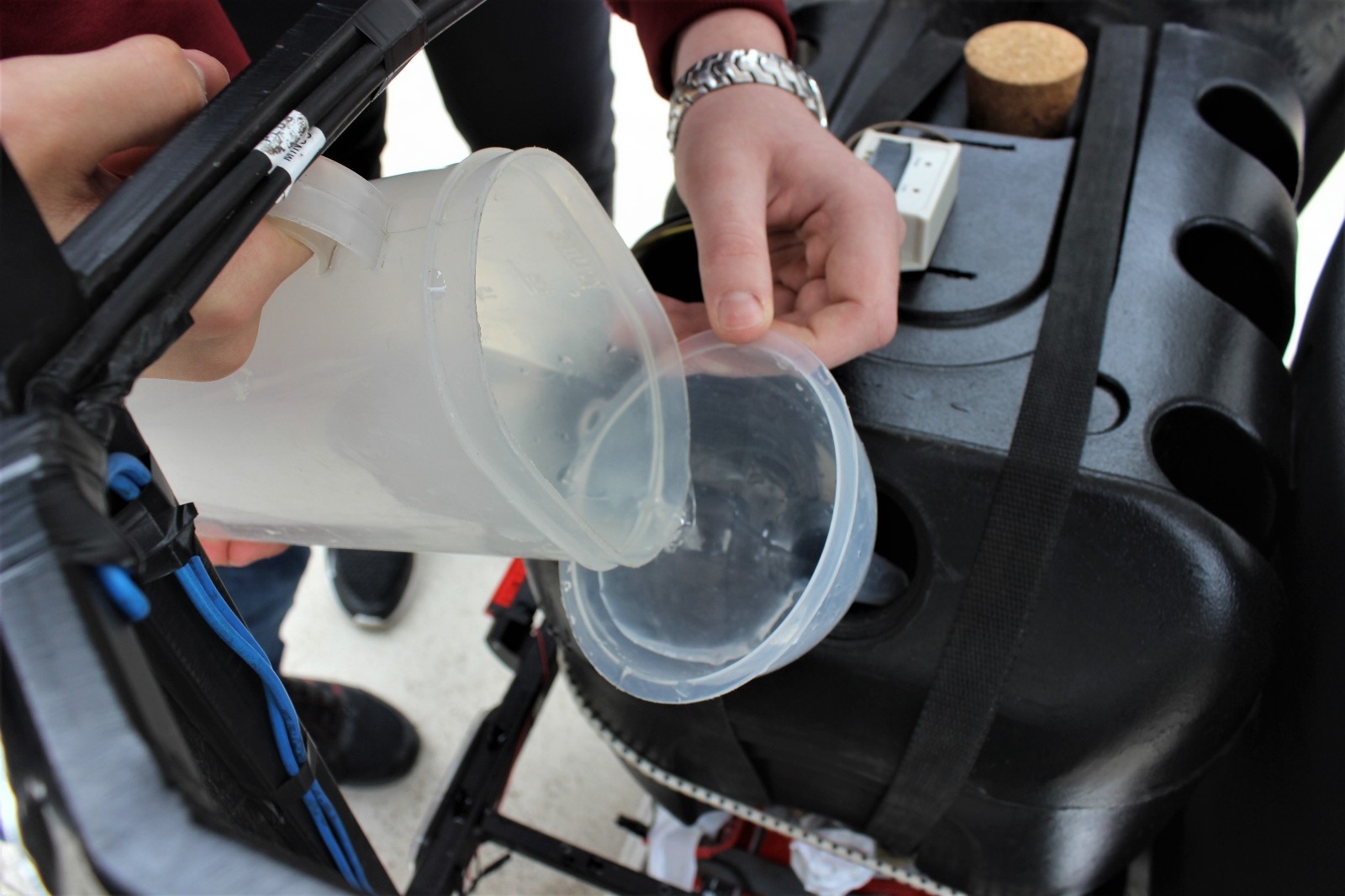 Liseli öğrenciler suyla hareket eden araç tasarladı