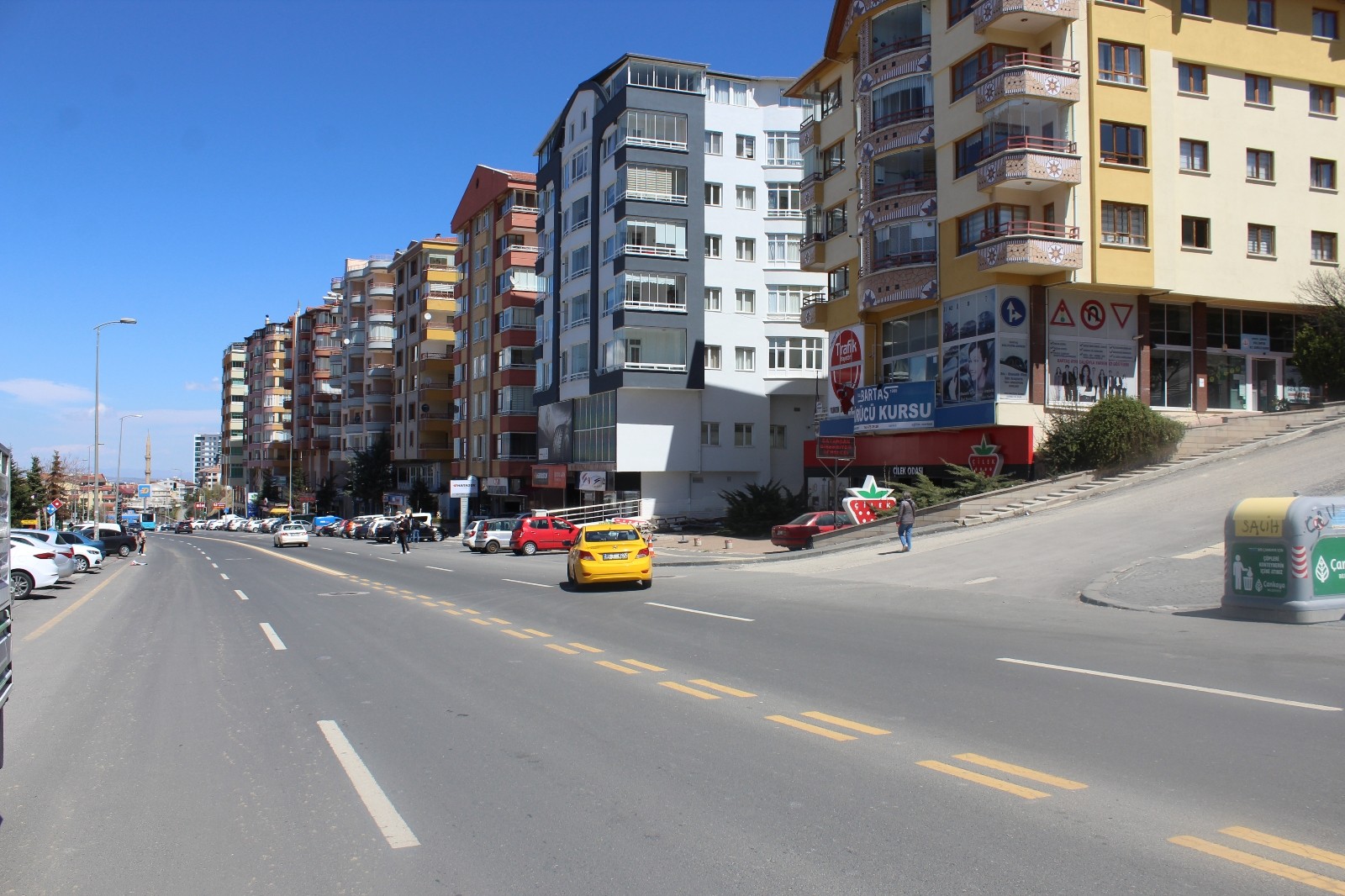 el frenini cekmeden indigi tir park halindeki araclara carpti kaza ani guvenlik kameralarina yansidi ankara haberleri