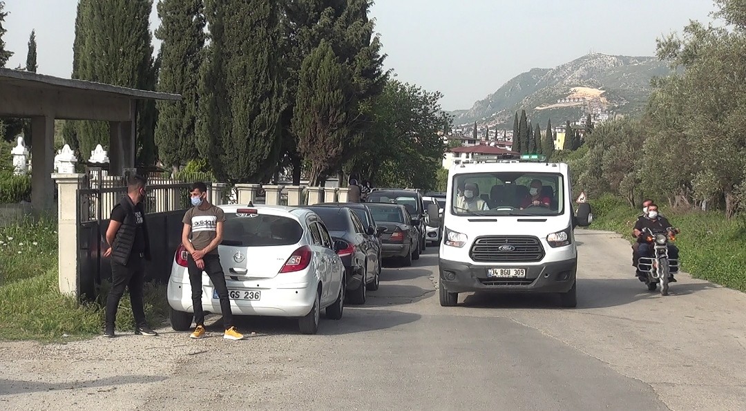 Hatay’daki kazada yaşamını yitiren 4 kişiden 3’ünün cenazesi defnedildi