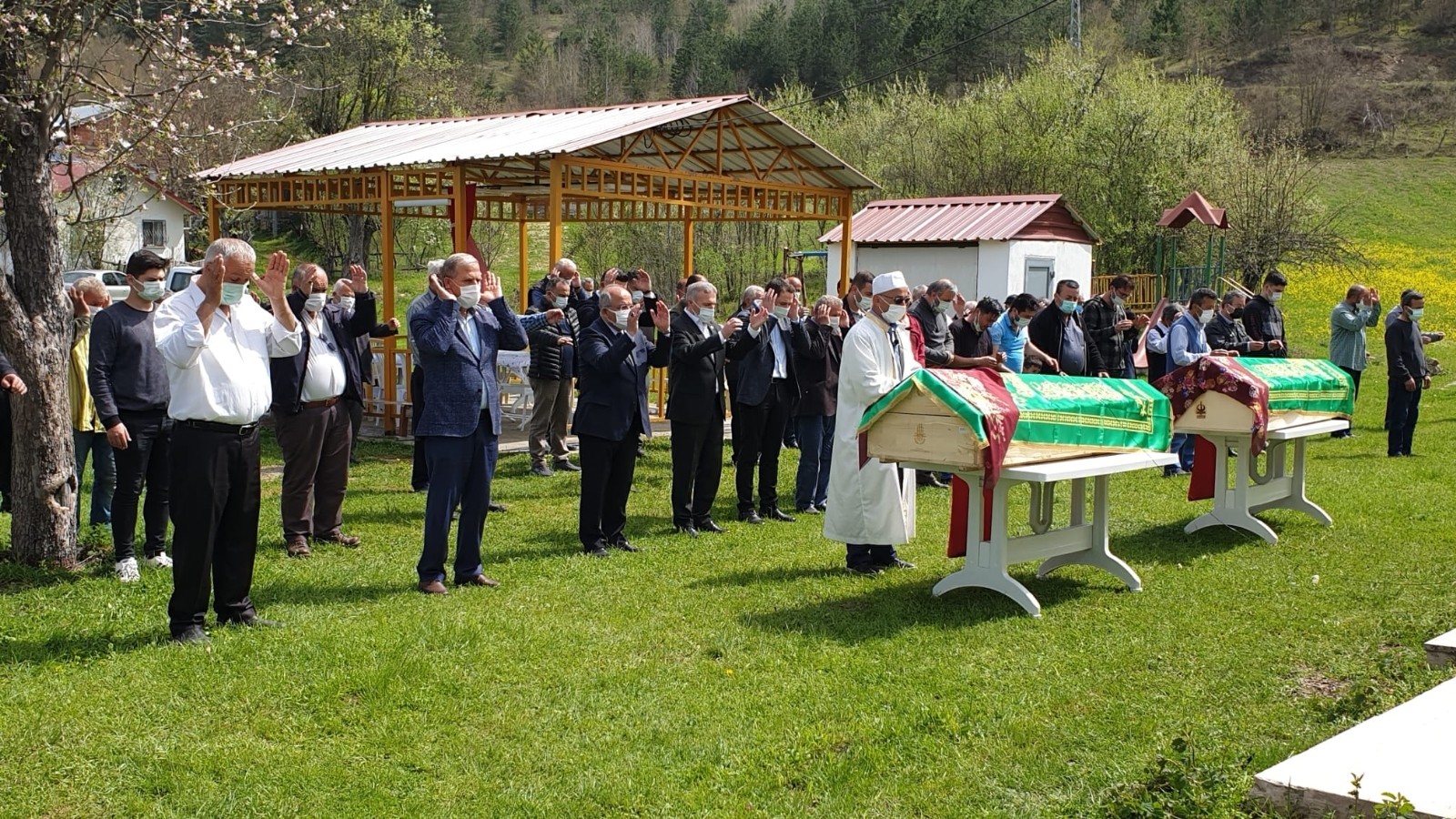 Yangında ölen anne ve kızı toprağa verildi