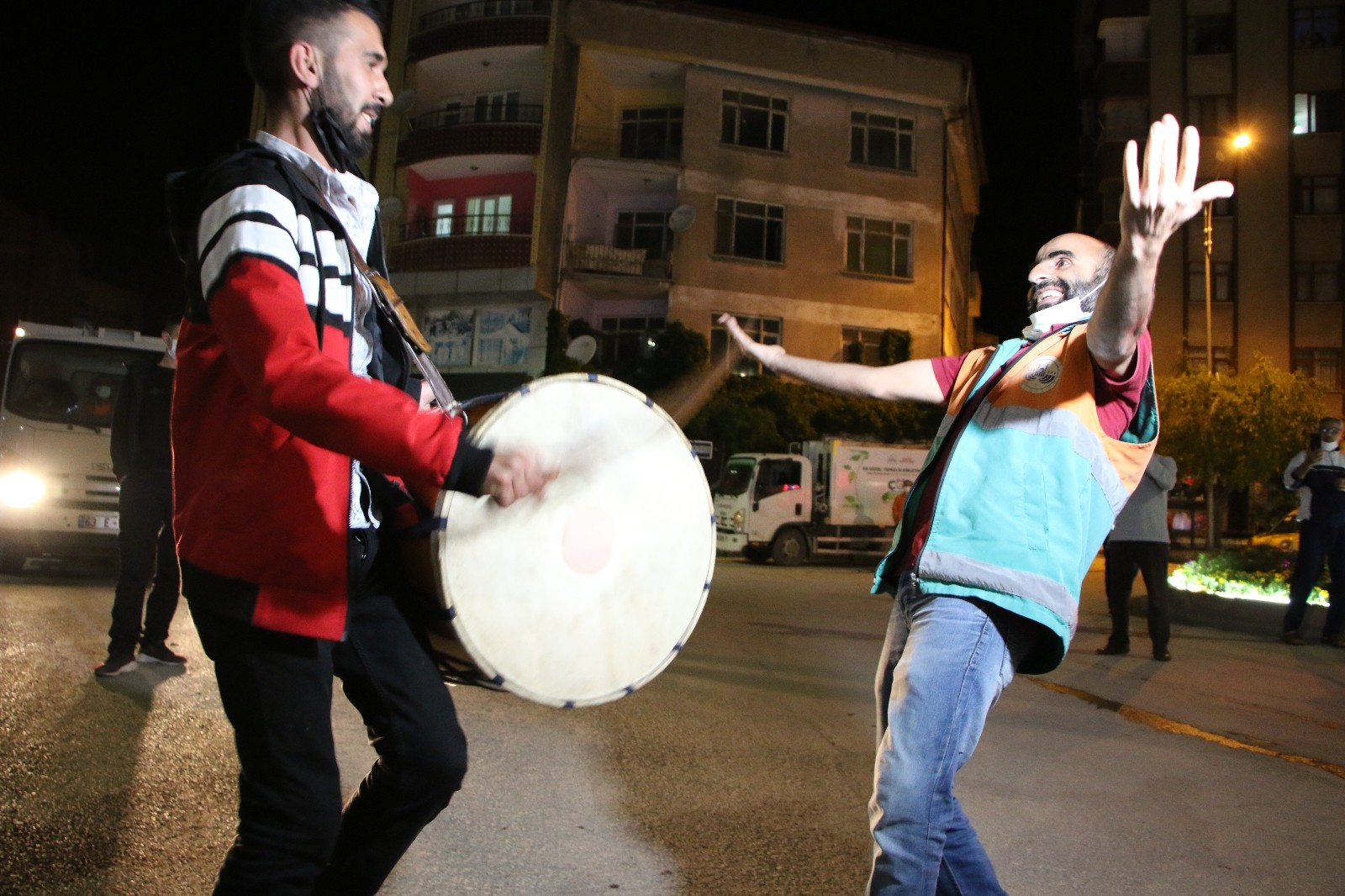 Elazığ’da geleneksel ’23. sahur halayı’nın tadını temizlik görevlileri çıkardı