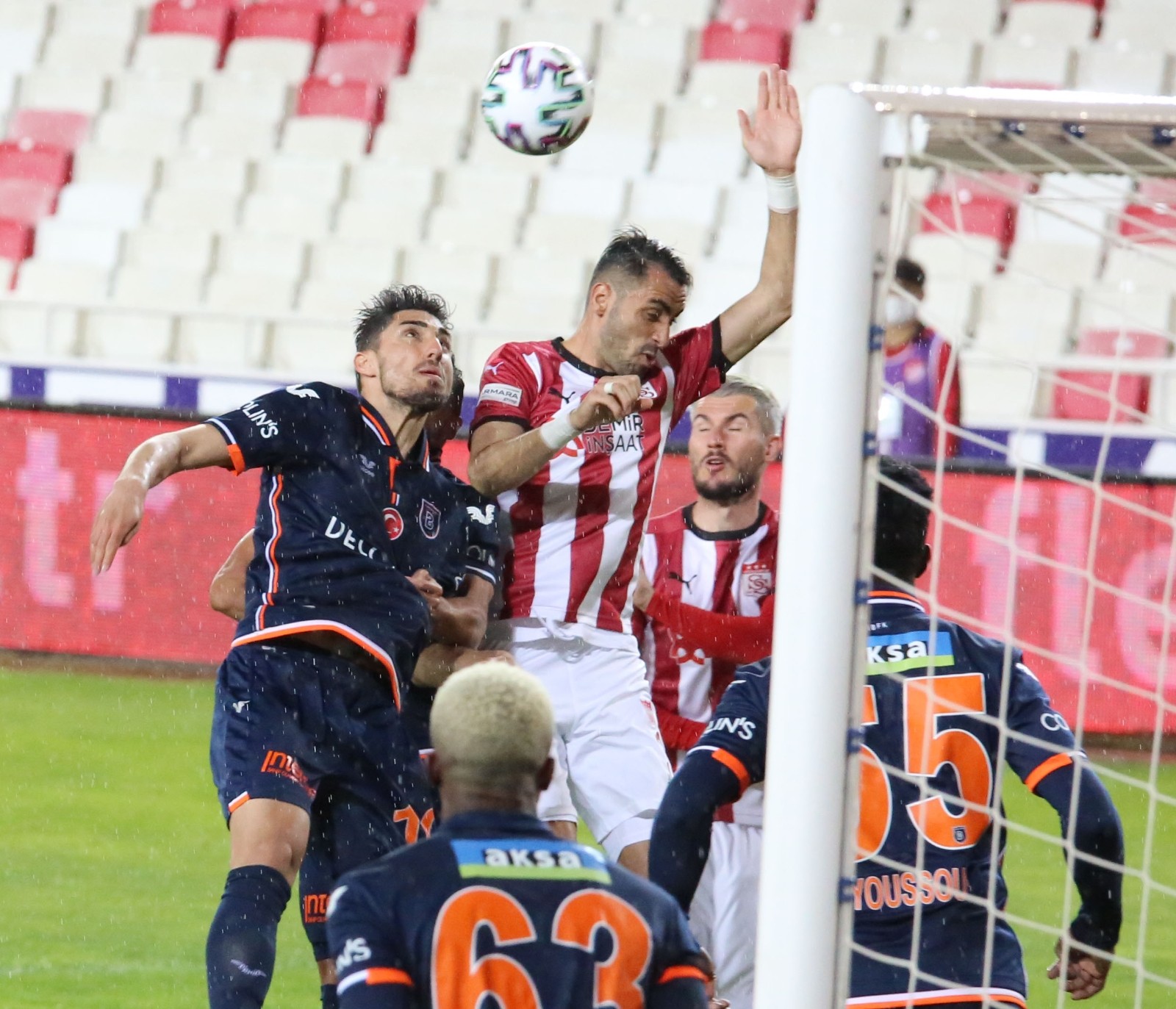 Süper Lig: DG Sivasspor: 0 - Medipol Başakşehir : 0 Maç sonucu