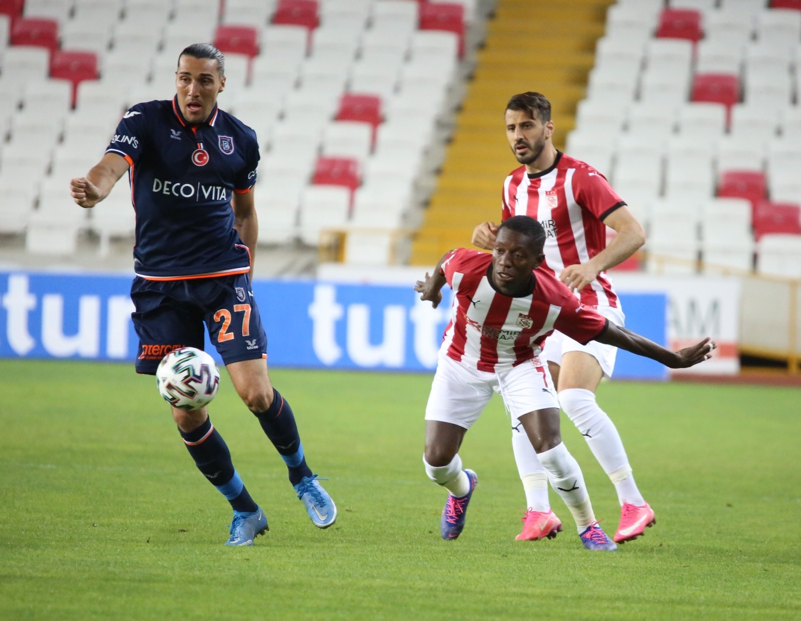 Süper Lig: Sivasspor: 0 - Medipol Başakşehir: 0 Maç devam ediyor