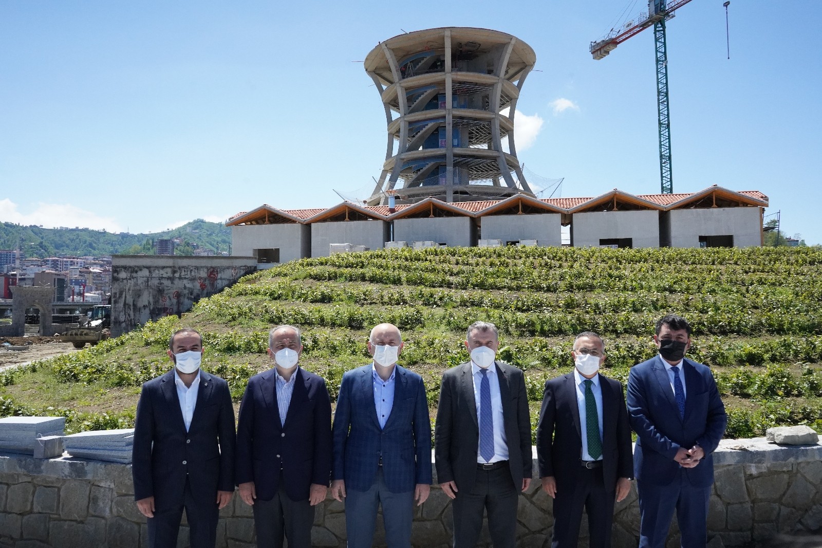 Ulaştırma ve Altyapı Bakanı Adil Karaismailoğlu, Rize’de inşaatı devam eden projeleri inceledi