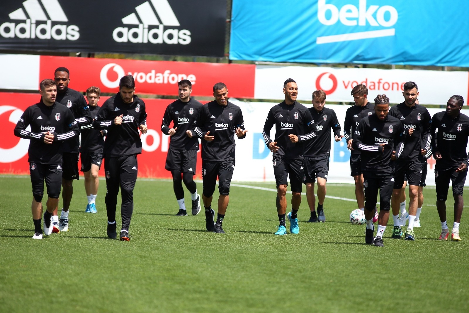 Beşiktaş tam kadro İzmir’e gidiyor