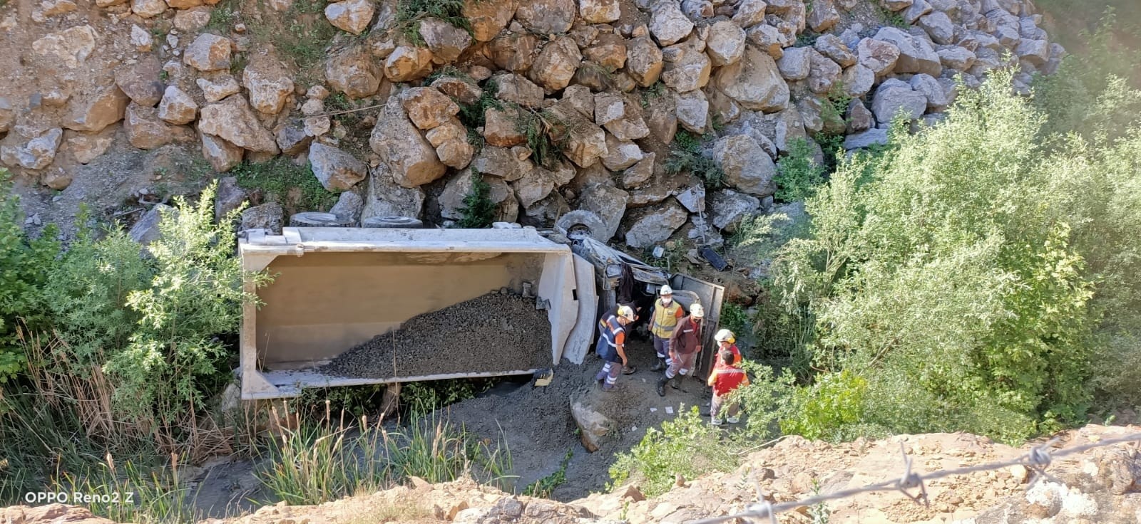 Balya’da maden kamyonu şarampole uçtu: 1 yaralı