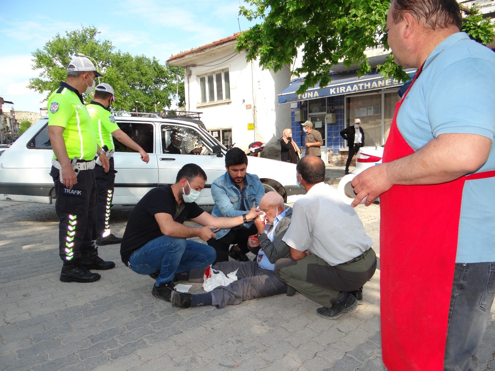 Aracın çarptığı yaşlı amca için tüm sokak halkı seferber oldu