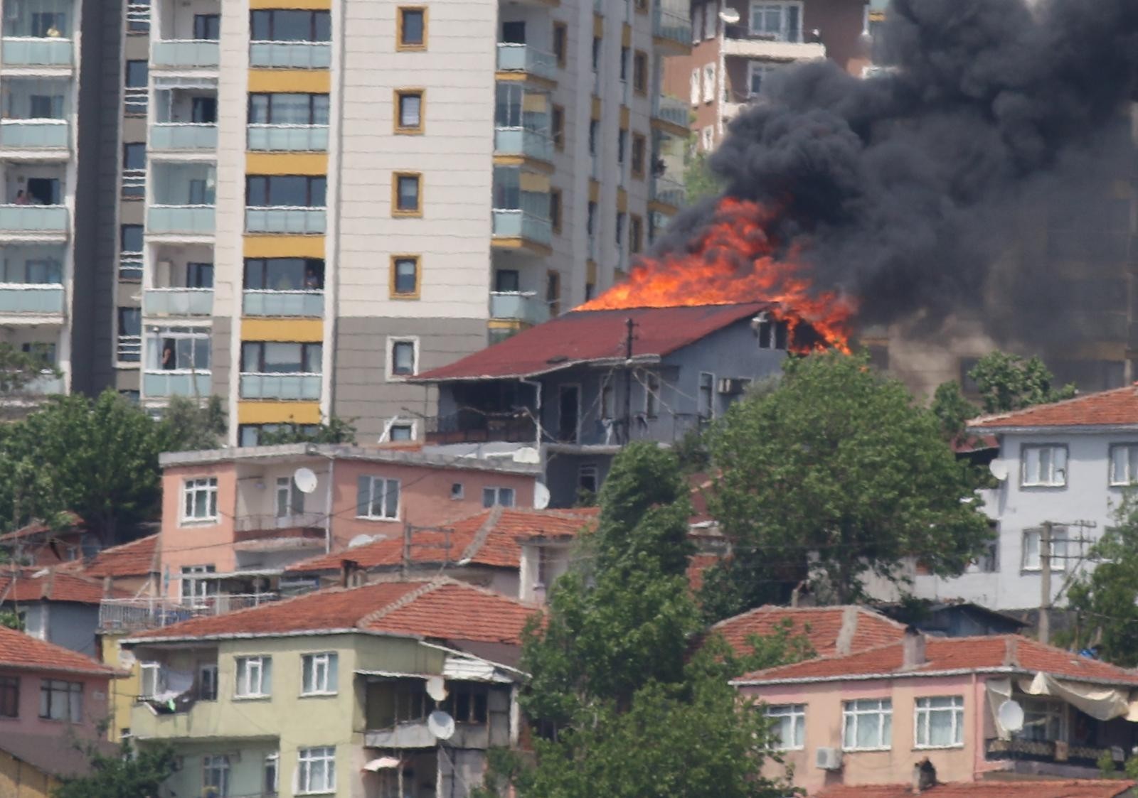 Kocaeli’de ev yangını, müdahale sürüyor Kocaeli Haberleri