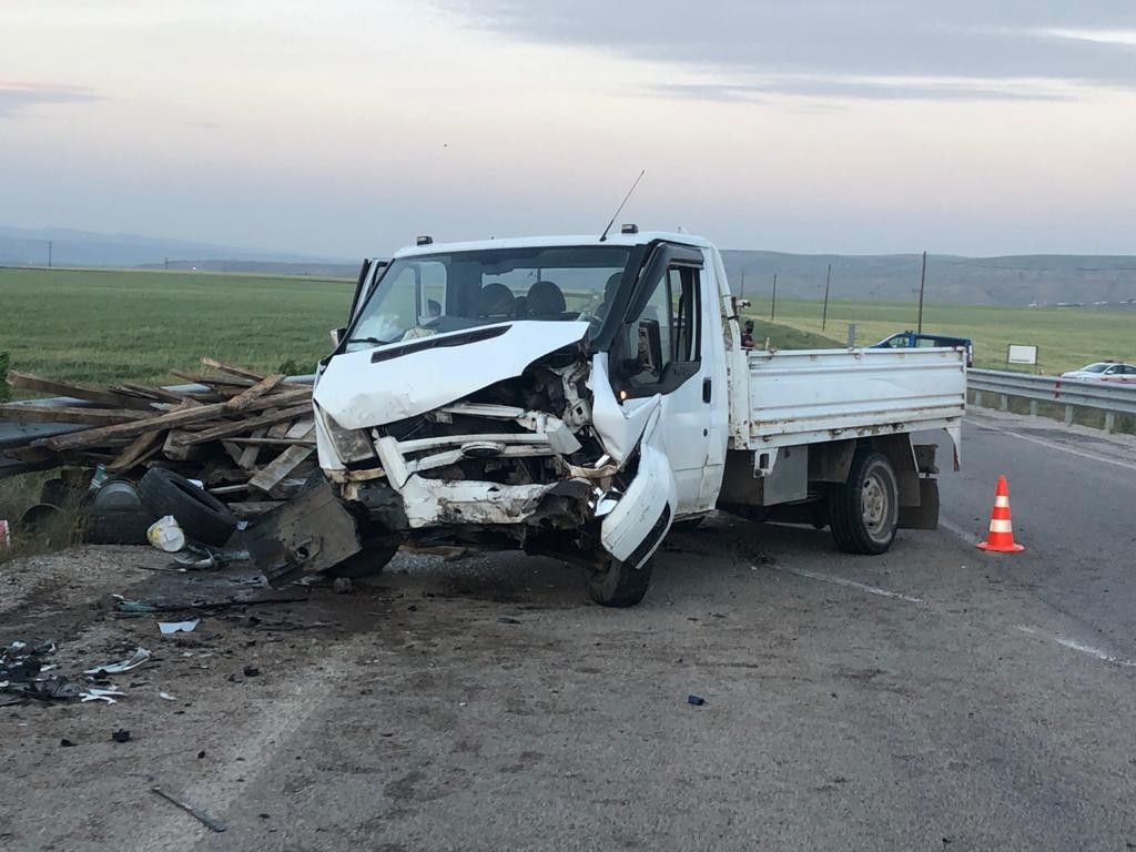 Lastiği patlayan kamyonet karşı şeride geçti: 5 yaralı