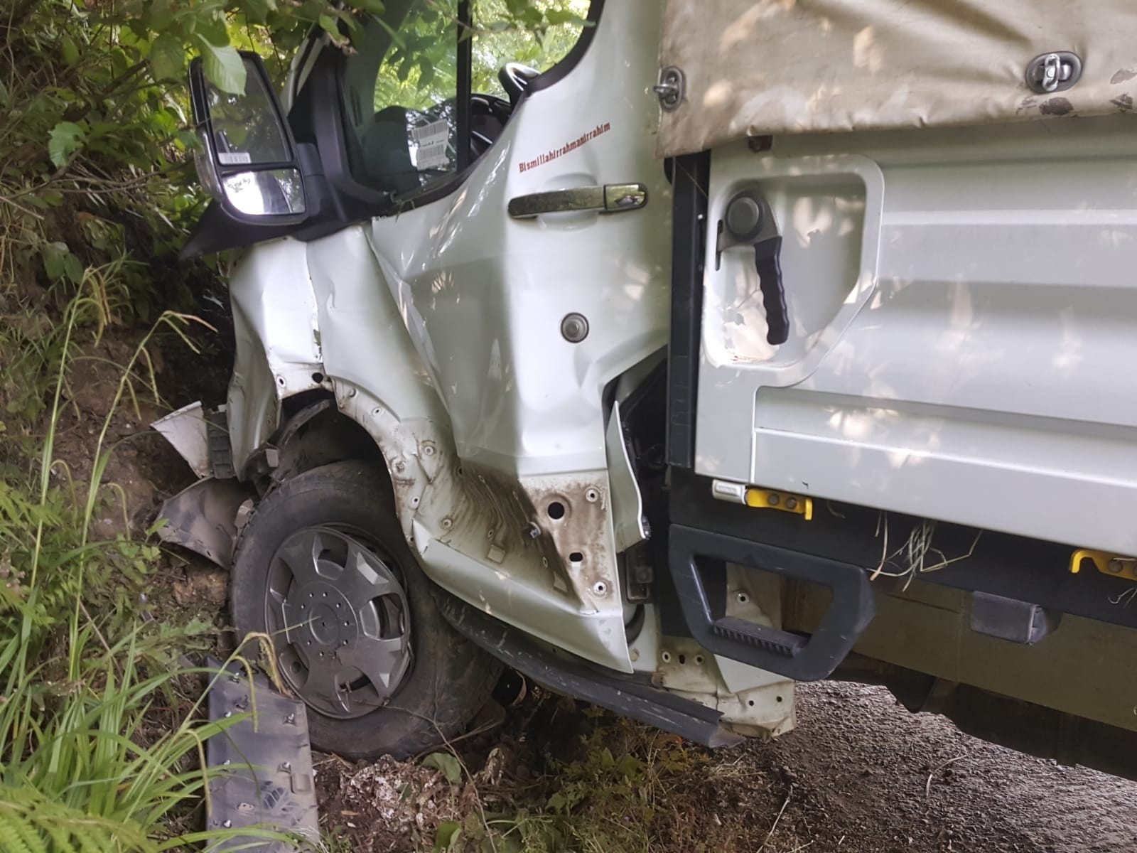 Freni boşalan kamyonet yol kenarına çarparak durabildi: 1 ölü, 1 yaralı