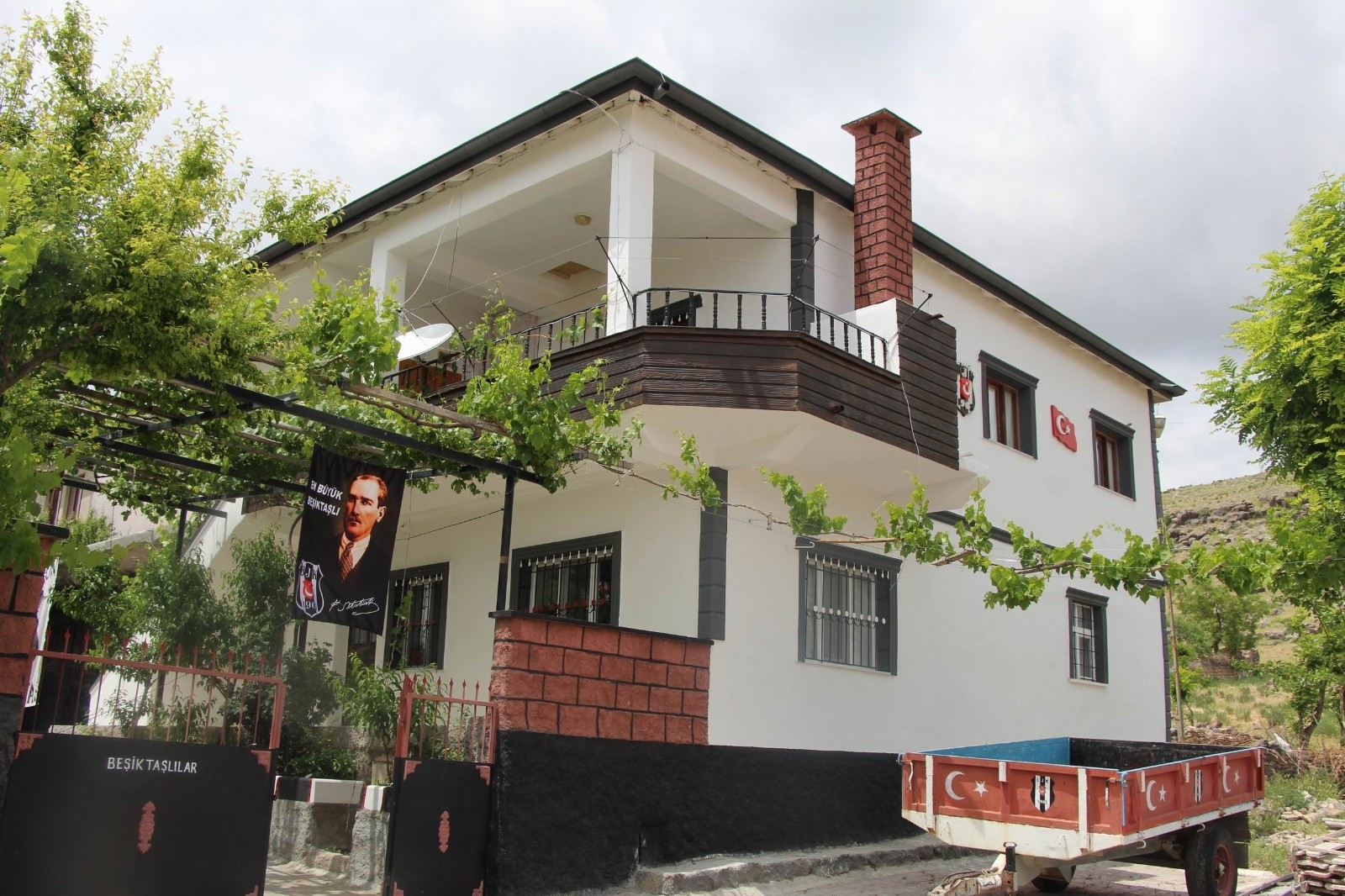 Beşiktaşlı taraftar, evinin her yerini siyah-beyaza boyadı